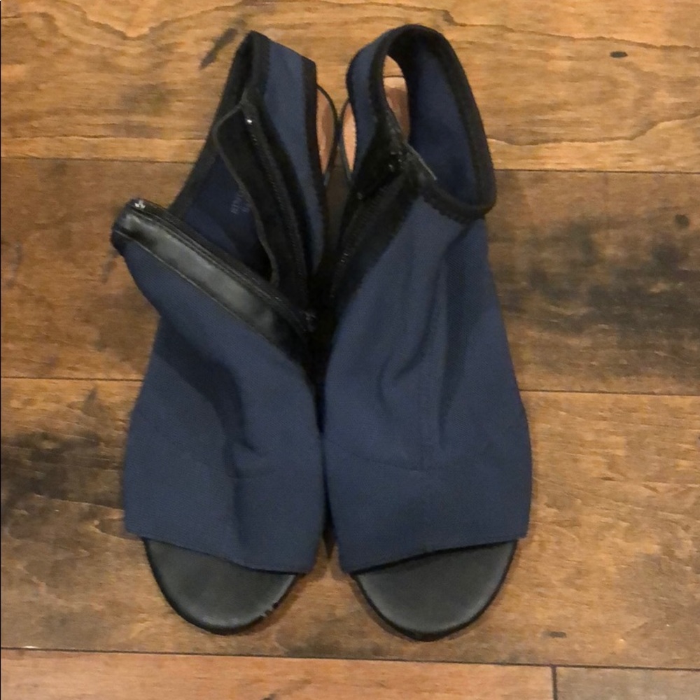 Tahari Shoes